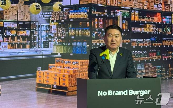 강승협 신세계푸드 대표가 서울 코엑스에서 열린 '노브랜드 버거' 기자간담회에서 신규 가맹모델을 공개하고 있다.2025.5.8/뉴스1 ⓒ News1 이강 기자