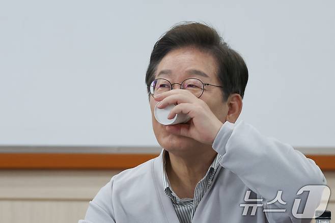 이재명 더불어민주당 대통령 후보가 2차 골목골목 경청투어 마지막 날인 7일 오후 전북 익산시 대한노인회 익산지회에서 열린 임원과의 간담회에서 참석해 물을 마시고 있다. 2025.5.7/뉴스1 ⓒ News1 안은나 기자