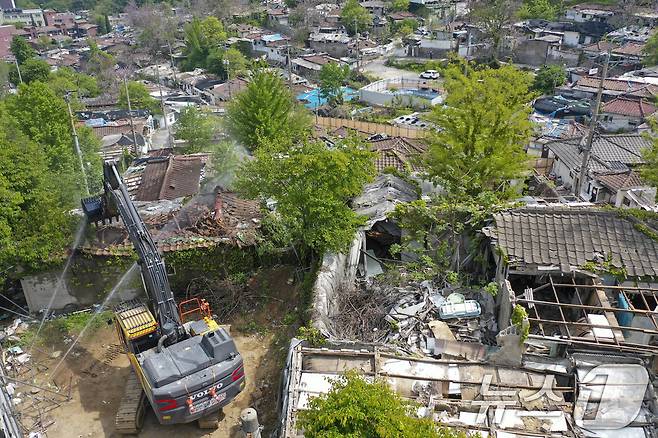 서울 마지막 달동네인 노원구 중계본동 '백사마을'이 8일 오전 철거 작업을 하고 있다. (공동취재) 2025.5.8/뉴스1 ⓒ News1 김성진 기자