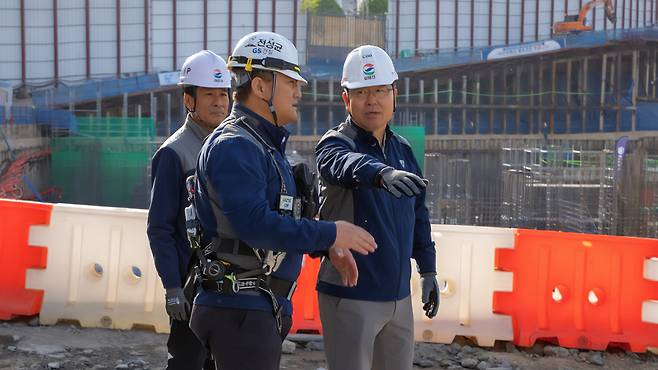 GS건설 COO 김태진 사장(오른쪽)이 안전점검의 날 현장을 방문해 추락재해 예방을 위한 현장 점검을 하고 있다 (GS건설 제공)