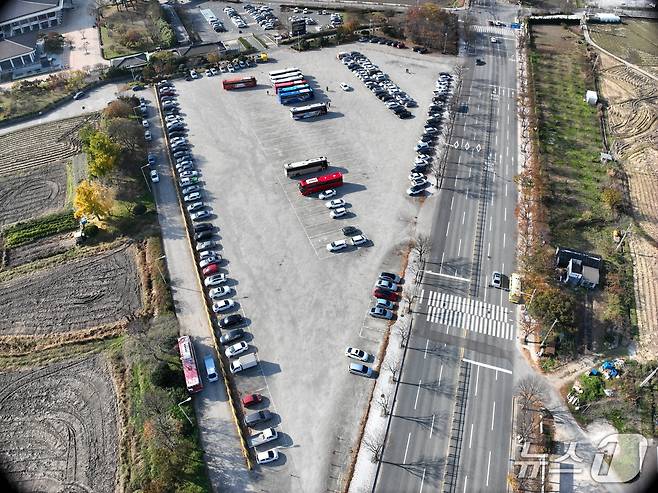 (경주=뉴스1) 최창호 기자 = 경북 경주시가 올 10월 2025 APEC 정상회의 만찬장인 경주박물관 동측에 있는 월성 주차장 정비 공사에 착수했다고 8일 밝혔다. (경주시제공, 제판매 및 DB 금지) 2025.5.8/뉴스1