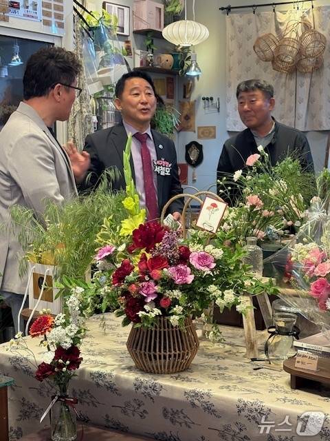 서철모 서구청장이 골목형상점가를 시찰하고 있다.(서구청 제공. 재판매 및 DB 금지)/뉴스1