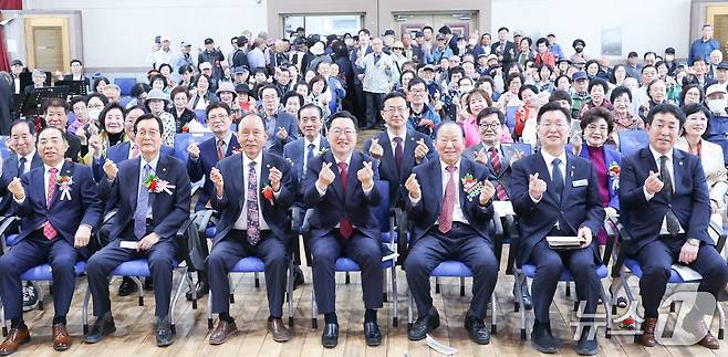이장우 대전시장이 어버이날 기념행사에서 참석자들과 포즈를 취하고 있다. (대전시 제공, 재판매 및 DB 금지)/뉴스1