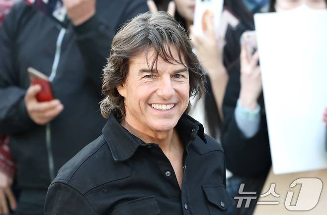 할리우드 배우 톰 크루즈가 '미션 임파서블: 파이널 레코닝' 홍보를 위해 7일 오후 서울김포비즈니스항공센터(SGBAC)를 통해 내한해 미소를 짓고 있다. 2025.5.7/뉴스1 ⓒ News1 권현진 기자