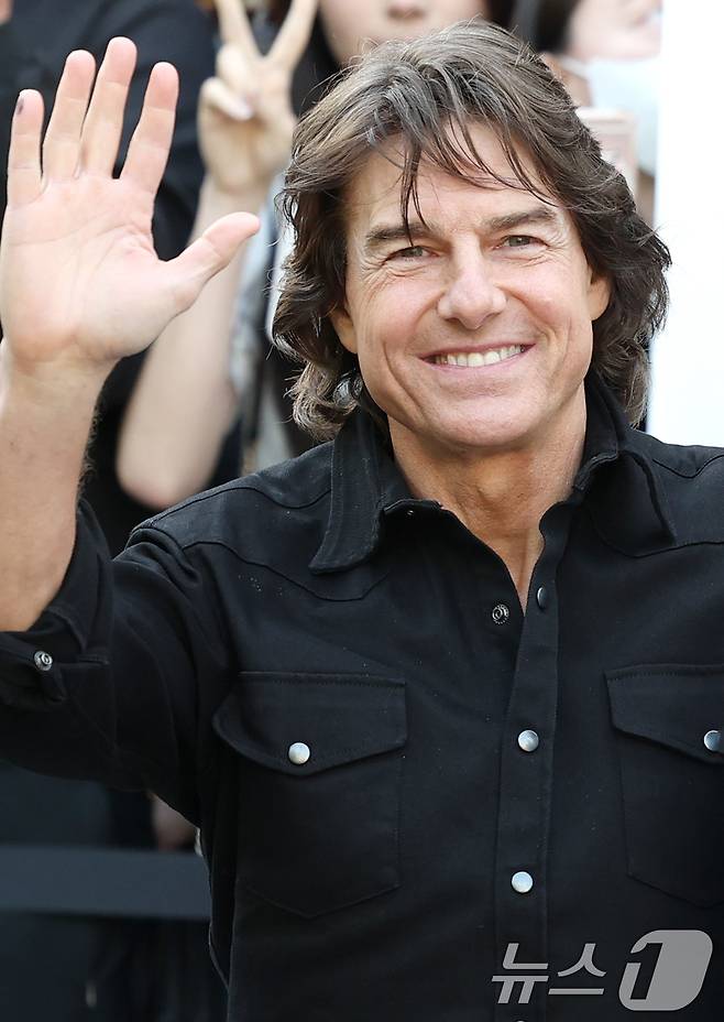 할리우드 배우 톰 크루즈가 '미션 임파서블: 파이널 레코닝' 홍보를 위해 7일 오후 서울김포비즈니스항공센터(SGBAC)를 통해 내한해 인사를 하고 있다. 2025.5.7/뉴스1 ⓒ News1 권현진 기자