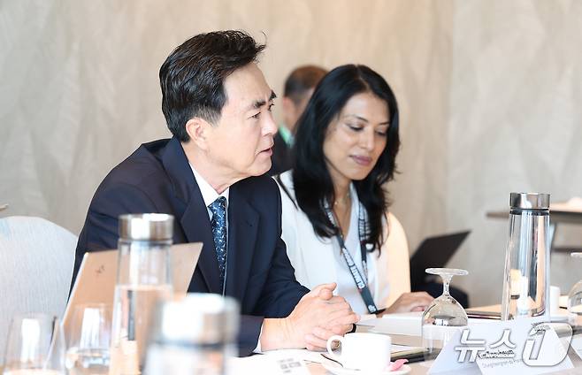 김태흠 충남지사가 8일 싱가포르 만다린 오리엔탈 호텔에서 열린 'EP 100 원탁회의'에 참석해 발언하고 있다. (충남도 제공, 재판매 및 DB금지) / 뉴스1