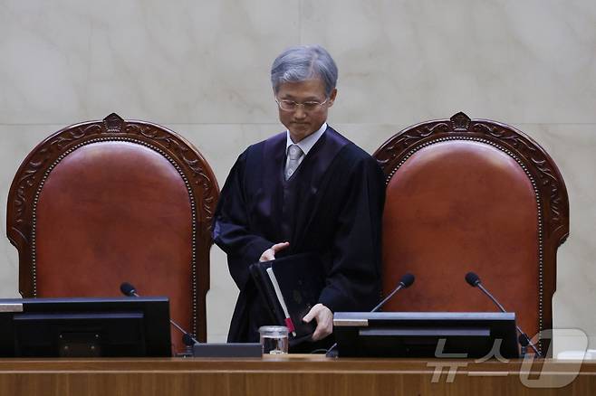 조희대 대법원장이 이재명 더불어민주당 대통령 후보의 공직선거법 사건 전원합의체 선고를 위해 서울 서초구 대법원 대법정에 입장해 자리로 향하고 있다. 2025.5.1/뉴스1 ⓒ News1 사진공동취재단