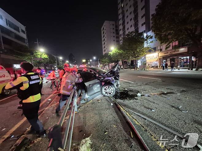 8일 오전 4시 25분쯤 인천시 남동구 구월동 편도 4차로 도로에서 20대 A 씨가 운전하던 벤츠 승용차가 중앙선을 넘어가 마주 오던 QM6 스포츠유틸리티차(SUV)와 충돌했다.(인천소방본부 제공. 재배포 및 DB금지)2025.5.8/뉴스1