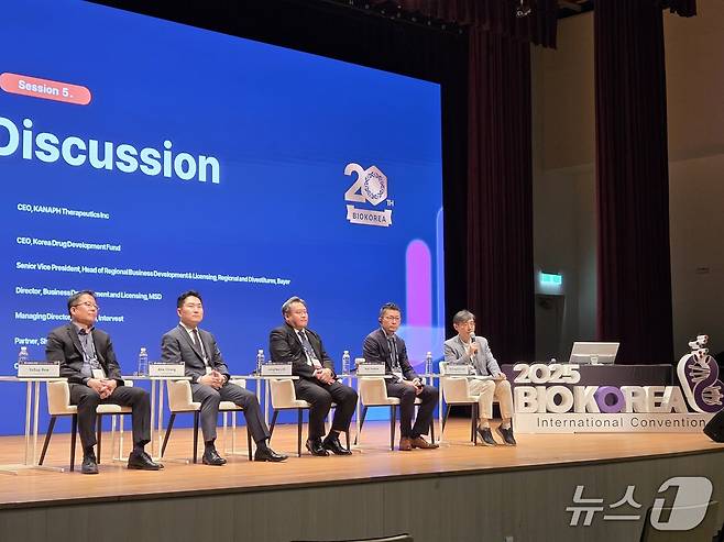 류요섭 인투셀 연구소장(왼쪽부터), 정관호 셰퍼드 멀린 파트너 변호사, 임정희 인터베스트 부사장, 코코지 야시로 MSD 사업개발·라이센싱 디렉터, 이병철 카나프테라퓨틱스 최고경영자가 8일 서울 강남구 코엑스에서 열린 '바이오코리아2025' 신규 모달리티 세션에서 패널토론을 진행하고 있다. 2025. 5. 8/뉴스1 황진중 기자