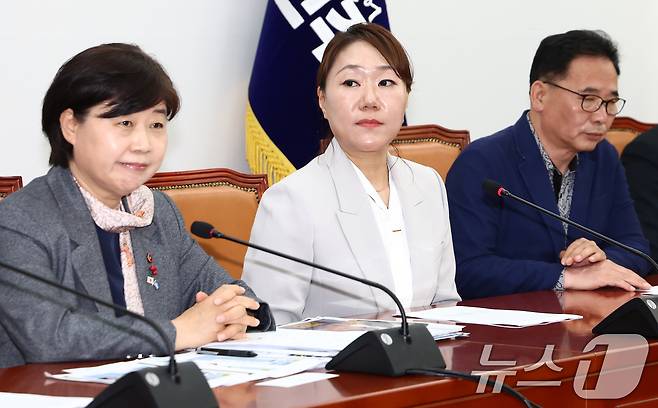 명태균 씨가 운영한 여론조사업체 미래한국연구소 부소장이자 공익제보자인 강혜경 씨(가운데)와 김태열 전 미래한국연구소장이 21일 오전 서울 여의도 국회에서 열린 '2022년 국민의힘 대구시장 경선 불법 확인(홍준표 캠프) 및 검찰 봐주기 수사 규탄을 위한 기자회견'에 자리하고 있다. 왼쪽은 서영교 단장. (사진은 기사 내용과 무관함) 2025.4.21/뉴스1 ⓒ News1 김민지 기자