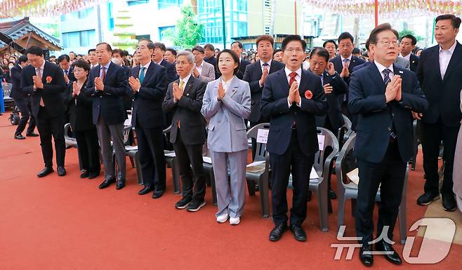 이재명 더불어민주당 대통령 후보(오른쪽부터)와 김문수 국민의힘 후보, 김재연 진보당 후보, 권영국 정의당 후보, 한덕수 무소속 예비후보가 부처님오신날 봉축법요식에 참석해 합장하고 있다. (조계종 제공. 재판매 및 DB 금지) 2025.5.5/뉴스1 ⓒ News1 김민지 기자