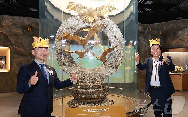 이상익 전남 함평군수가 25일 제27회 함평나비대축제 개최를 맞아 황금박쥐상을 방문하고 있다.(함평군 제공. 재배포 및 DB 금지)