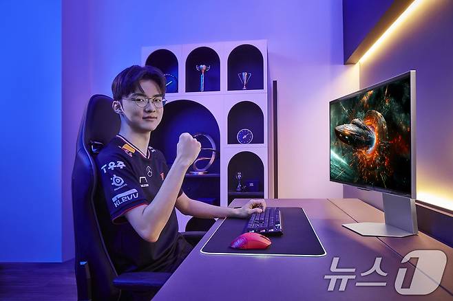 삼성전자가 글로벌 게이밍 모니터 시장에서 2019년 첫 글로벌 1위 달성 이후 6년 연속 1위를 기록했다고 17일 밝혔다. T1 페이커 선수가 '오디세이OLED G8'을 체험하고 있다. (삼성전자 제공. 재판매 및 DB 금지) 2025.4.17/뉴스1