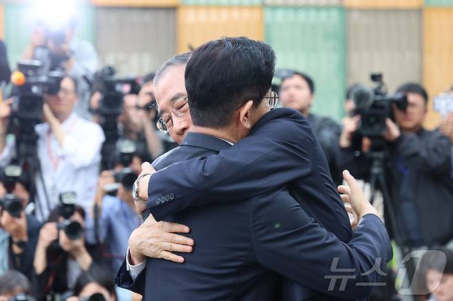 김문수 국민의힘 대통령 후보와 한덕수 무소속 대선 예비후보가 8일 서울 여의도 국회 내 카페에서 단일화 관련 회동을 마치고 포옹하고 있다. (공동취재) 2025.5.8/뉴스1 ⓒ News1 김민지 기자