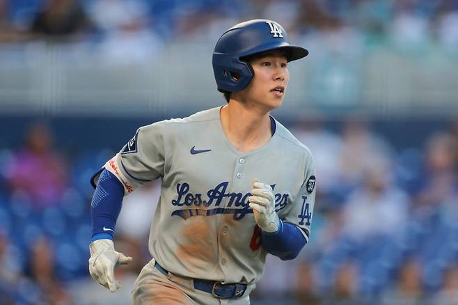 김혜성이 8일(한국시간) 미국 플로리다주 마이애미 론디포 파크에서 열린 2025 메이저리그(ML) 마이애미전에 8번 중견수로 선발 출전해 안타를 친 후 출루하고 있다. 사진 | AFP 연합뉴스