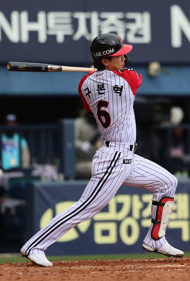LG 구본혁이 13일 서울 잠실구장에서 열린 2025 KBO리그 정규시즌 두산전에서 타격하고 있다. 사진 | 연합뉴스