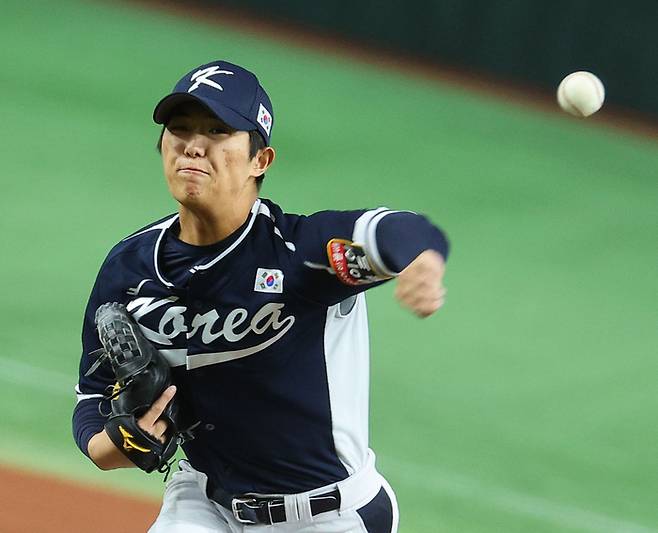 야구대표팀 이의리가 일본 도쿄돔에서 열린 아시아프로야구챔피언십(APBC) 2023 예선 2차전 일본전에 등판해 역투하고 있다. 사진 | 도쿄=연합뉴스