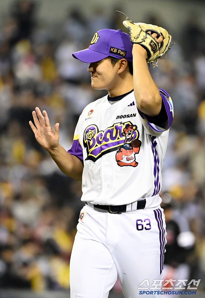 7일 잠실야구장에서 열린 LG와 두산의 경기, 8회초 2사 만루 위기를 넘긴 두산 김택연이 더그아웃을 향하고 있다. 잠실=허상욱 기자wook@sportschosun.com/2025.05.07/