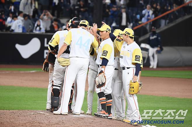 7일 대전 한화생명볼파크에서 열린 삼성-한화전. 한화가 10대6으로 승리하며 9연승, 단독 1위에 올랐다. 선수들이 하이파이브하고 있다. 대전=정재근 기자 cjg@sportschosun.com/2025..5.7/