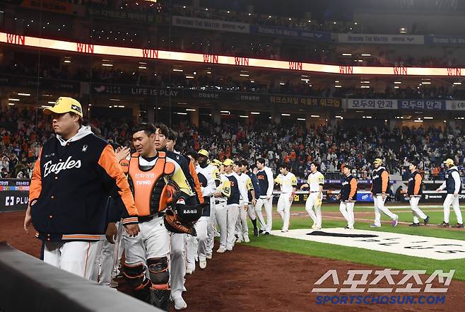 7일 대전 한화생명볼파크에서 열린 삼성-한화전. 한화가 10대6으로 승리하며 9연승, 단독 1위에 올랐다. 선수들이 하이파이브하고 있다. 대전=정재근 기자 cjg@sportschosun.com/2025..5.7/