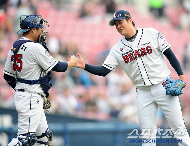 2017년 9월 24일 KT와의 경기에서 6-4의 승리를 거두며 시즌 첫 공동 1위에 오른 두산,. 마무리 김강률과 승리의 기쁨을 나누는 양의지의 모습. 잠실=정재근 기자