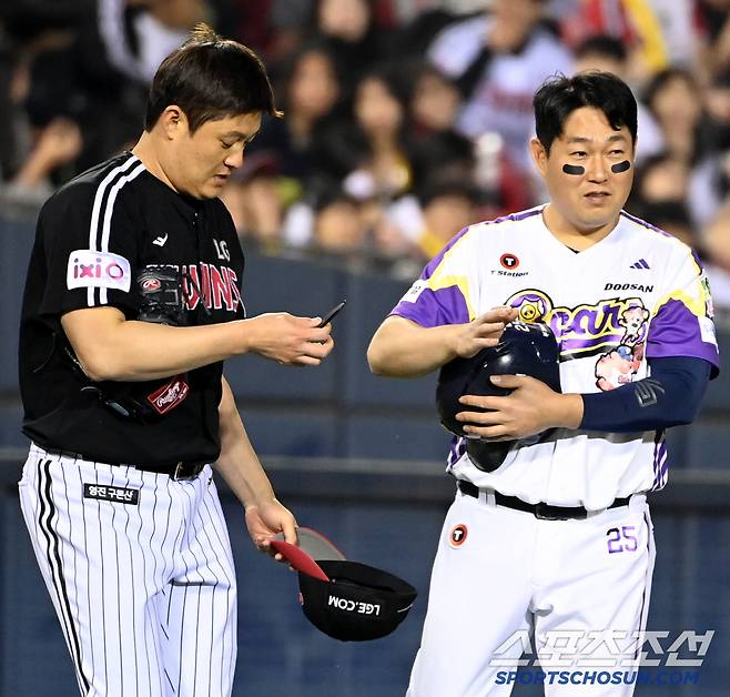 여유로운 양의지와는 다르게 친정팀을 상대로 마운드에 오르는 김강률은 긴장한 듯 피치컴에만 집중