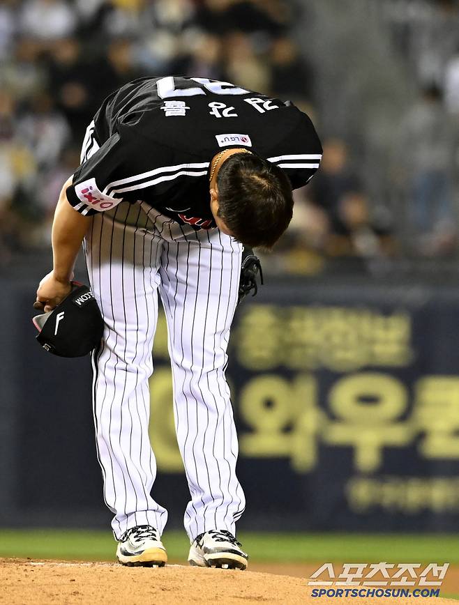 연습 투구를 마친 김강률이 1루 두산 팬들에 90도 인사를 건넸다