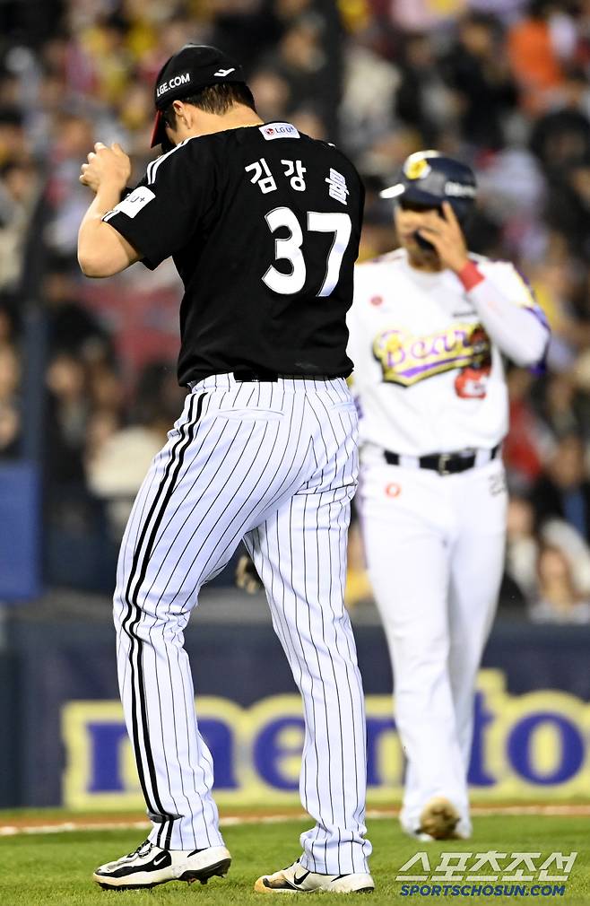 6회말 투구를 끝낸  김강률이 더그아웃으로 향하고 있다
