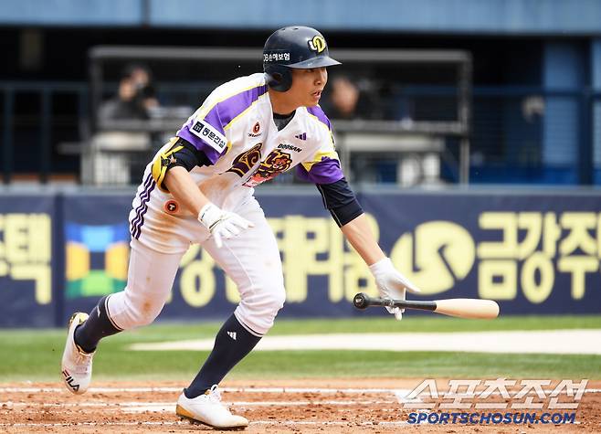 배트를 던지다시피 타격해 좌전 안타를 만들어낸 리드오프 정수빈의 놀라운 타격 기술.