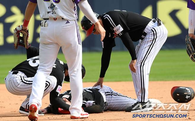 8회 주루 과정에서 수비와 충돌 후 쓰러졌던 오스틴.