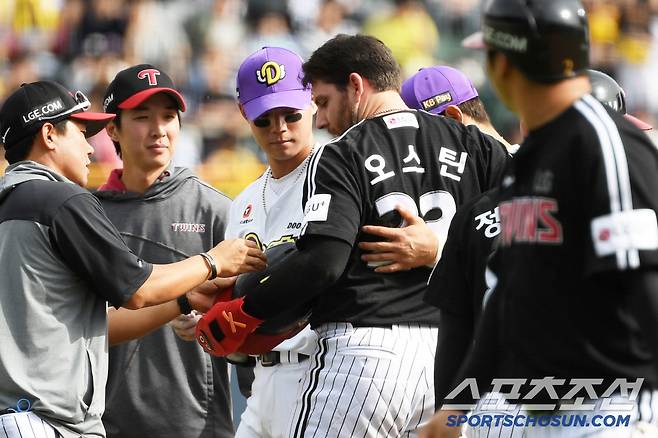 다행히 큰 부상 없이 일어난 오스틴은 2루수 강승호와 포옹을 나눴다.
