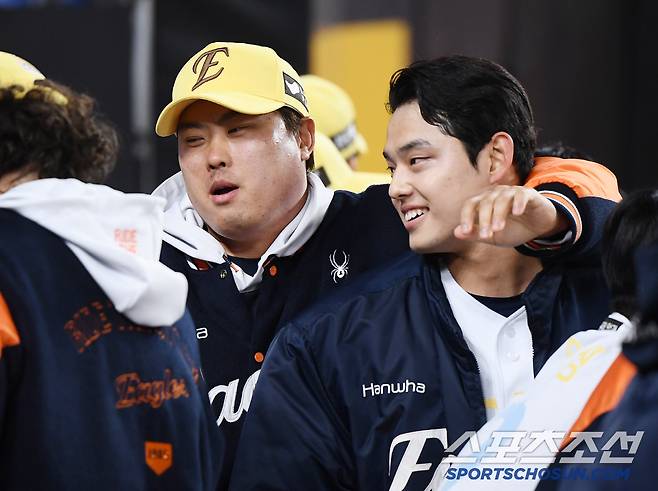 7일 대전 한화생명볼파크에서 열린 삼성-한화전. 6이닝 2실점으로 투구를 마친 문동주가 류현진의 축하를 받고 있다  대전=정재근 기자 cjg@sportschosun.com/2025..5.7/
