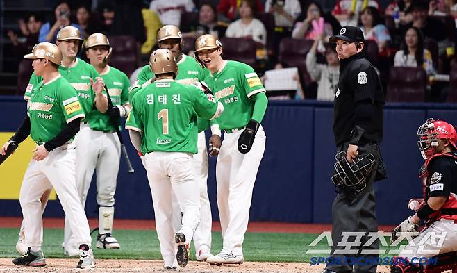 7일 고척돔에서 열린 KBO리그 키움과 KIA의 경기. 8회말 만루홈런을 날린 키움 김태진. 고척=송정헌 기자songs@sportschosun.com/2025.05.07/