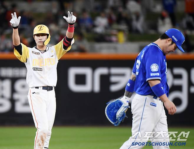 7일 대전 한화생명볼파크에서 열린 삼성-한화전. 7회말 2사 만루 심우준이 싹쓸이 2루타를 친 후 환호하고 있다  대전=정재근 기자 cjg@sportschosun.com/2025..5.7/