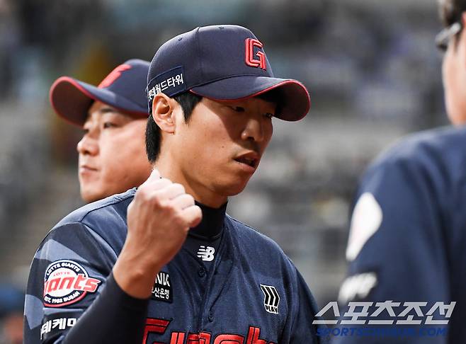 29일 서울 고척스카이돔에서 열린 롯데-키움전. 8회말 2사 만루에 등판한 구승민이 1실점으로 막은 후 내려오며 동료들의 환영을 받고 있다. 고척=정재근 기자 cjg@sportschosun.com/2025.4.29/