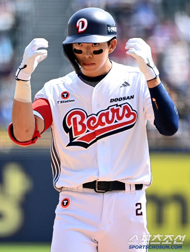 26일 잠실야구장에서 열린 롯데와 두산의 경기, 2회말 1사 1루 두산 김민석이 안타를 치고 기뻐하고 있다. 잠실=허상욱 기자wook@sportschosun.com/2025.04.26/