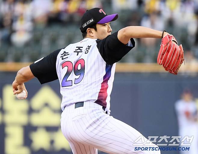2일 서울 잠실구장에서 열린 SSG-LG전. 선발투수 손주영이 투구하고 있다. 잠실=정재근 기자 cjg@sportschosun.com/2025.5.2/