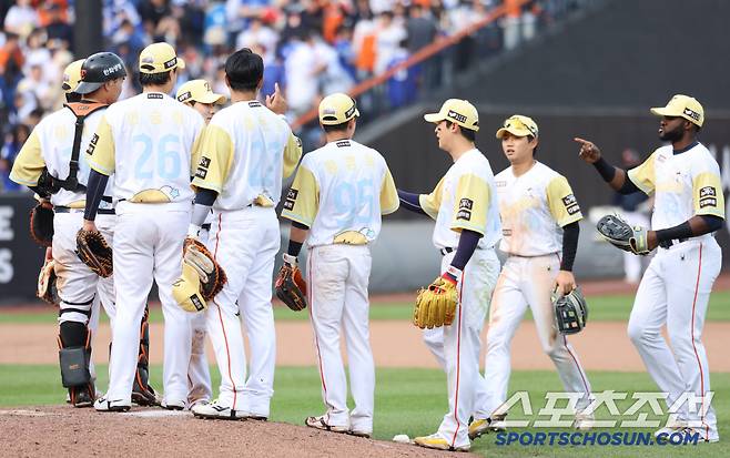 6일 대전 한화생명볼파크에서 열린 삼성-한화전. 한화가 3대1로 승리하며 8연승을 질주했다. 선수들이 하이파이브하고 있다. 대전=정재근 기자 cjg@sportschosun.com/2025..5.6/