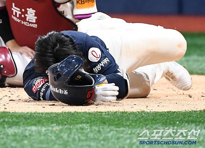 29일 서울 고척스카이돔에서 열린 롯데-키움전. 7회초 1사 1, 2루 전민재가 헤드샷에 맞아 쓰러지고 있다. 고척=정재근 기자 cjg@sportschosun.com/2025.4.29/