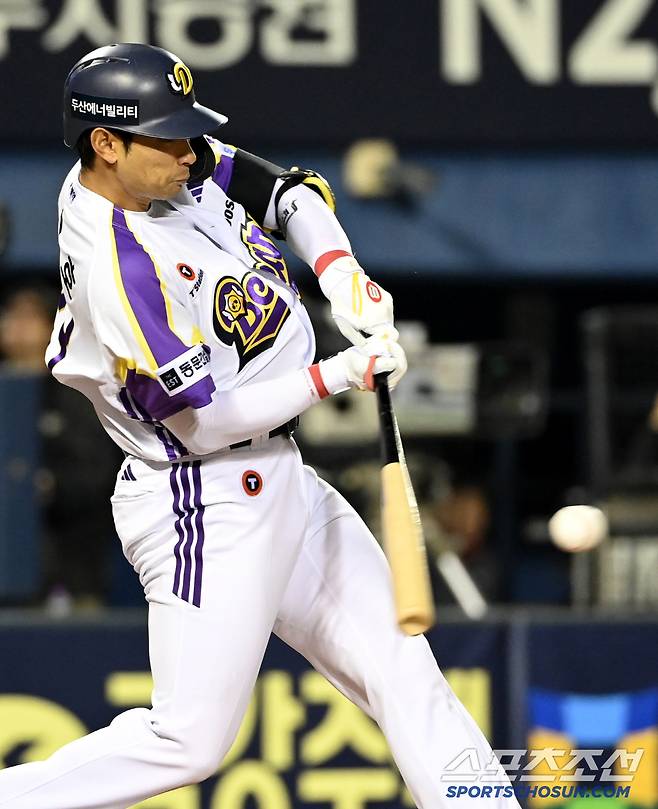 7일 잠실야구장에서 열린 LG와 두산의 경기, 6회말 무사 만루 두산 강승호가 2타점 2루타를 치고 있다. 잠실=허상욱 기자wook@sportschosun.com/2025.05.07/