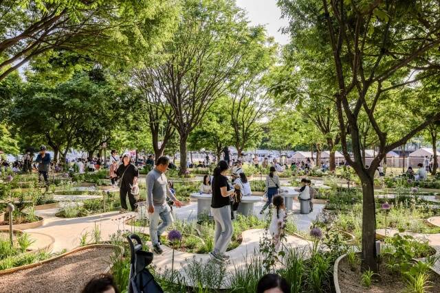 서울시는 보라매공원 12만 평 일대에서 '2025 서울국제정원박람회'를 개최한다고 8일 밝혔다. 사진은 지난해 뚝섬에서 열린 서울국제정원박람회의 모습. /서울시