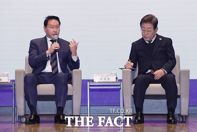 최태원 대한상의 회장(왼쪽)이 8일 서울 중구 대한상의 국제회의장에서 열린 간담회에서 이재명 더불어민주당 대선 후보에게 경제 정책을 제언하고 있다. /국회사진취재단