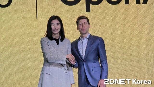 지난 2월 방한한 샘 알트먼 오픈AI CEO(오른쪽)가 정신아 카카오 대표(왼쪽)과 악수를 하는 모습 (사진=지디넷코리아)