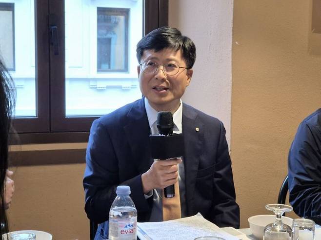 박종석 금융결제원장이 6일(현지시간) 이탈리아 밀라노에서 기자들과 만나 소액지급결제서비스의 국가 간 연계를 위한 허브시스템 등에 대해 설명하고 있다. 금융결제원