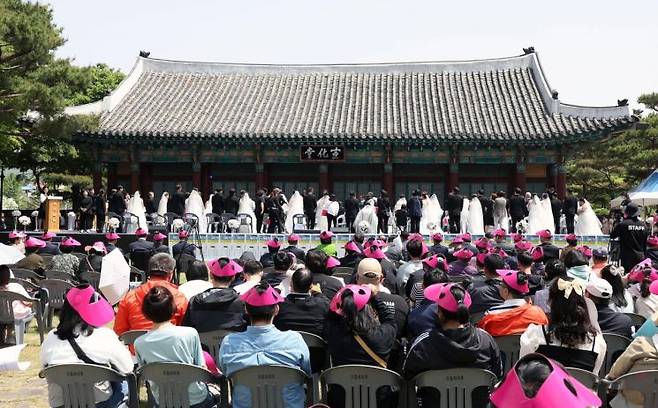 충남도내 장애인 부부 33쌍이 공주 선화당에서 합동결혼식을 올렸다. /충남도 제공