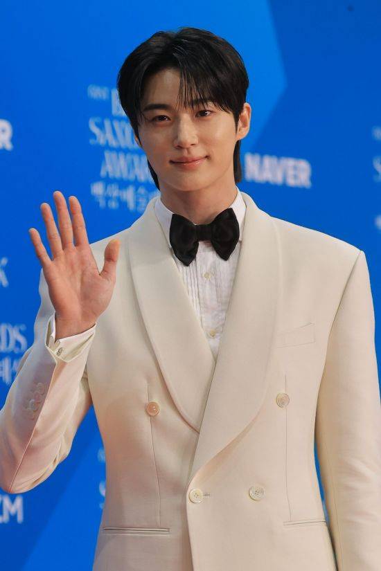 배우 변우석이 5일 서울 강남구 삼성동 코엑스에서 열린 61회 백상예술대상 레드카펫에서 포즈를 취하고 있다. 연합뉴스