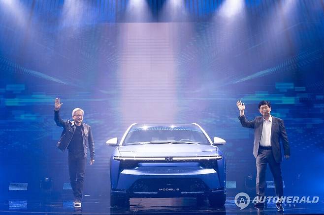 영 리우 (Young Liu) –Foxconn 회장과 젠슨 황 (Jensen Huang) NVIDIA CEO가 지난 2023년 테크 데이에서 EV 카고 밴을 공개하고 있다. (폭스콘)