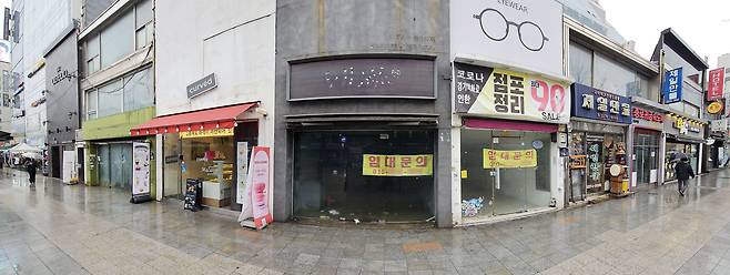 지난해 경제 성장률 2.0%중에서 내수의 성장기여도가 0.1%포인트에 불과할 정도로 내수 침체가 심각하다. 작년 2월 서울 종각역 사거리 인근 대로변에 폐업한 공실에 '폐업', '임대문의' 플래카드가 붙어 있다./남강호 기자