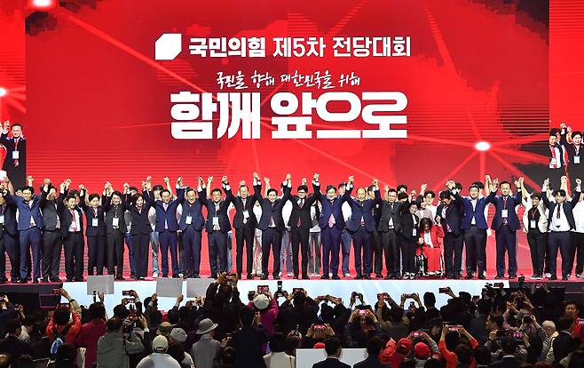 3일 경기 고양시 킨텍스에서 열린 국민의힘 전당대회가 끝나고 대선후보로 선출된 김문수 후보와 지도부가 손을 들고 기념촬영을 하고 있다./연합뉴스
