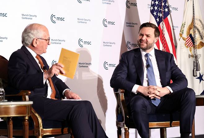 J D 밴스 미국 부통령(오른쪽)이 7일 미국 워싱턴 DC에서 열린 뮌헨안보회의(MSC) 주최 행사에서 볼프강 이싱거 MSC 재단 회장과 대담을 하고 있다. /로이터 연합뉴스